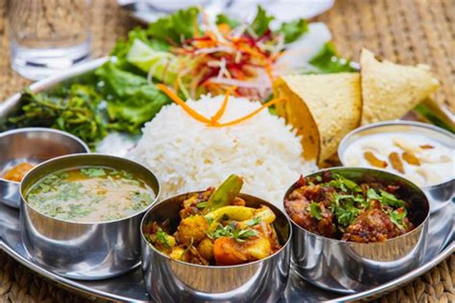Plateau de dal bhat : riz, soupe de lentilles, légumes au curry, achards et galette croustillante