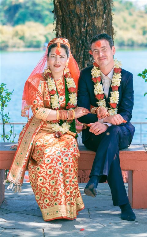 Louis-Simon Roy et sa femme en tenue traditionnelle népalaise, assis côte à côte