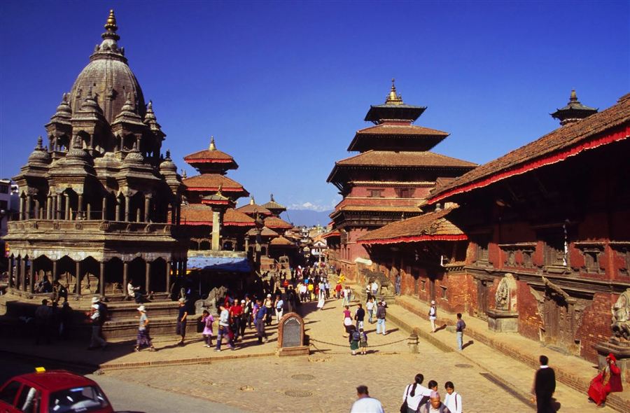 Temples de pierre et pagodes à toits superposés sur la place royale de Patan